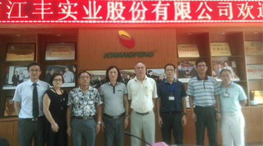 在香港，銷(xiāo)售每三只冰鮮雞就有兩只是江豐出品，但中國(guó)大陸的市場(chǎng)更大，這次找中擂合作就是要打開(kāi)家門(mén)口的市場(chǎng)。中擂團(tuán)隊(duì)開(kāi)局便簽約虎艷芬作江豐代言，我們對(duì)接下來(lái)的合作充滿(mǎn)信心。